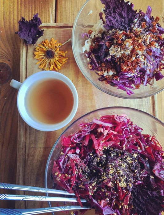 Mix aromatique Shiso pourpre X Tournesol saupoudré sur des crudités d'hiver (betterave et chou rouge) servis avec une tisane