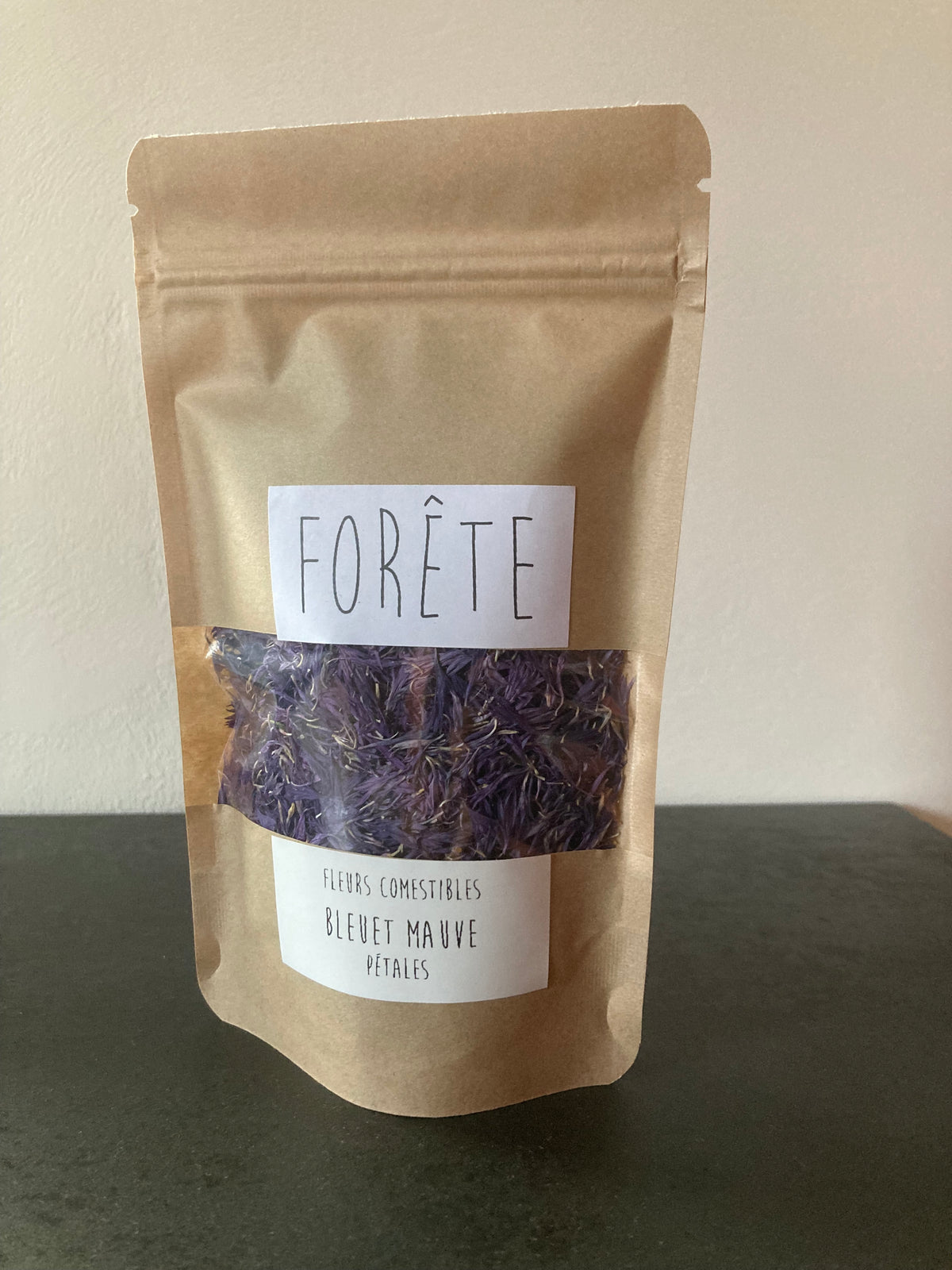 un sachet de 250 ml de pétales de Bleuets mauves séchés pour décorer les plats et boissons.