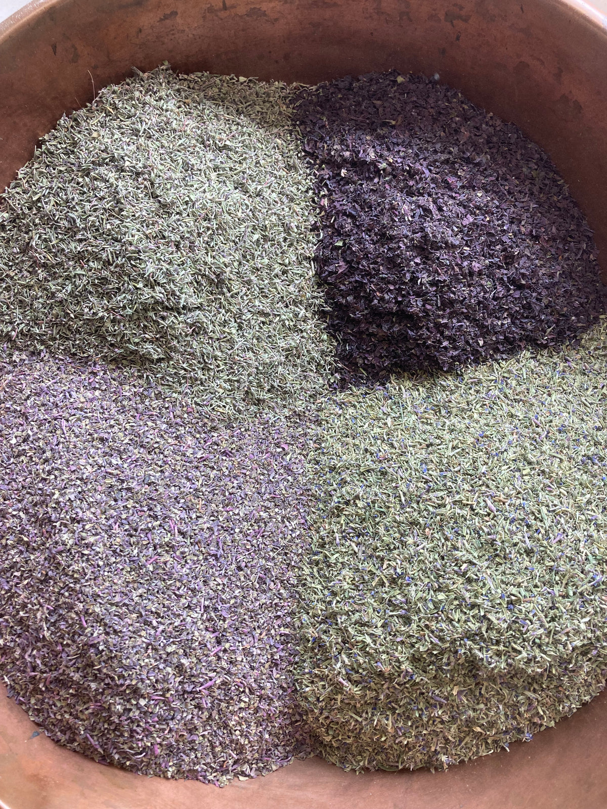 Bassine en cuivre contenant les 4 ingrédients du Mix Pluie Violette avant brassage, à l'atelier.