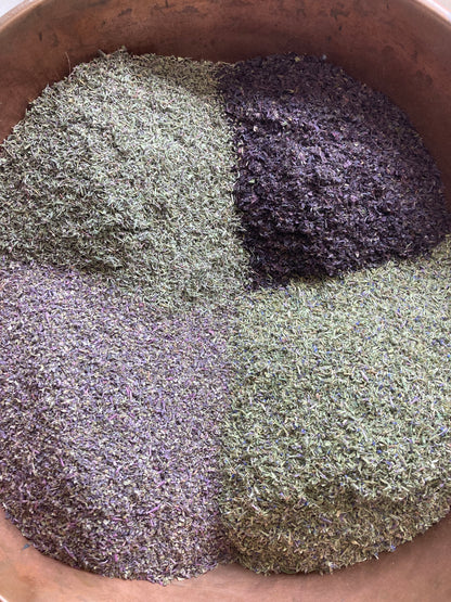 Bassine en cuivre contenant les 4 ingrédients du Mix Pluie Violette avant brassage, à l'atelier.
