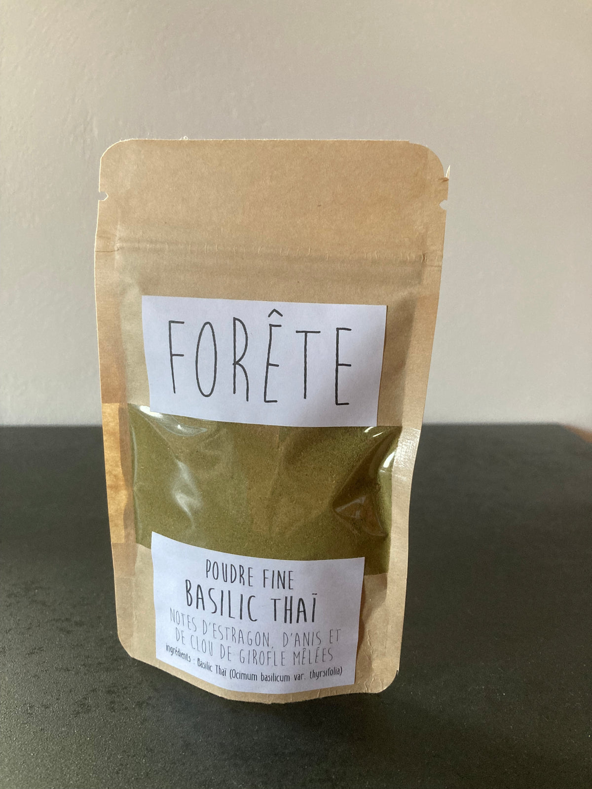 un sachet de 100ml de poudre fine de Basilic Thaï Forête.