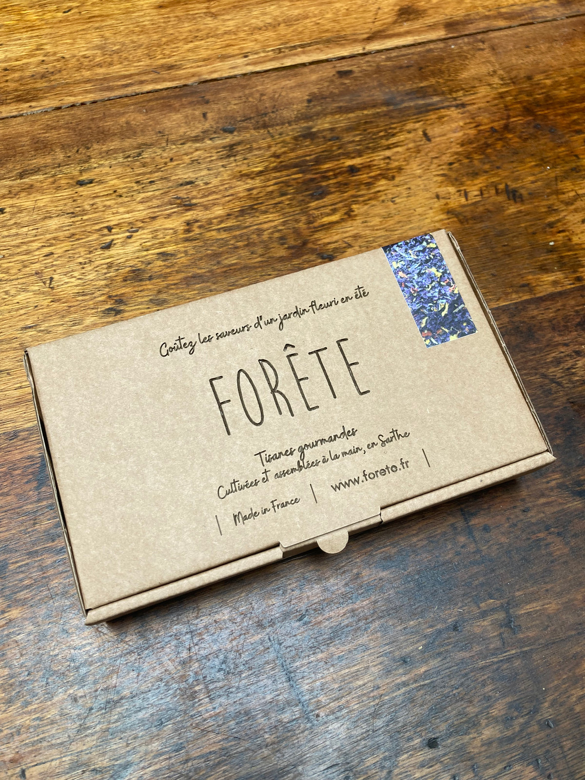 une boîte d'infusettes avec la marque Forête gravée dans le carton.