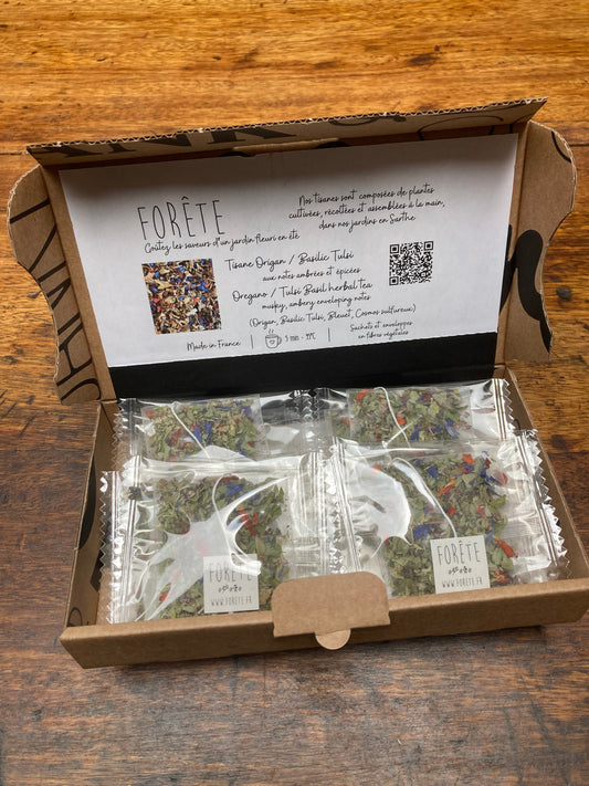 Un coffret cadeau 10 infusettes Forête Origan / Basilic Tulsi ouvert avec une présentation à l'intérieur.