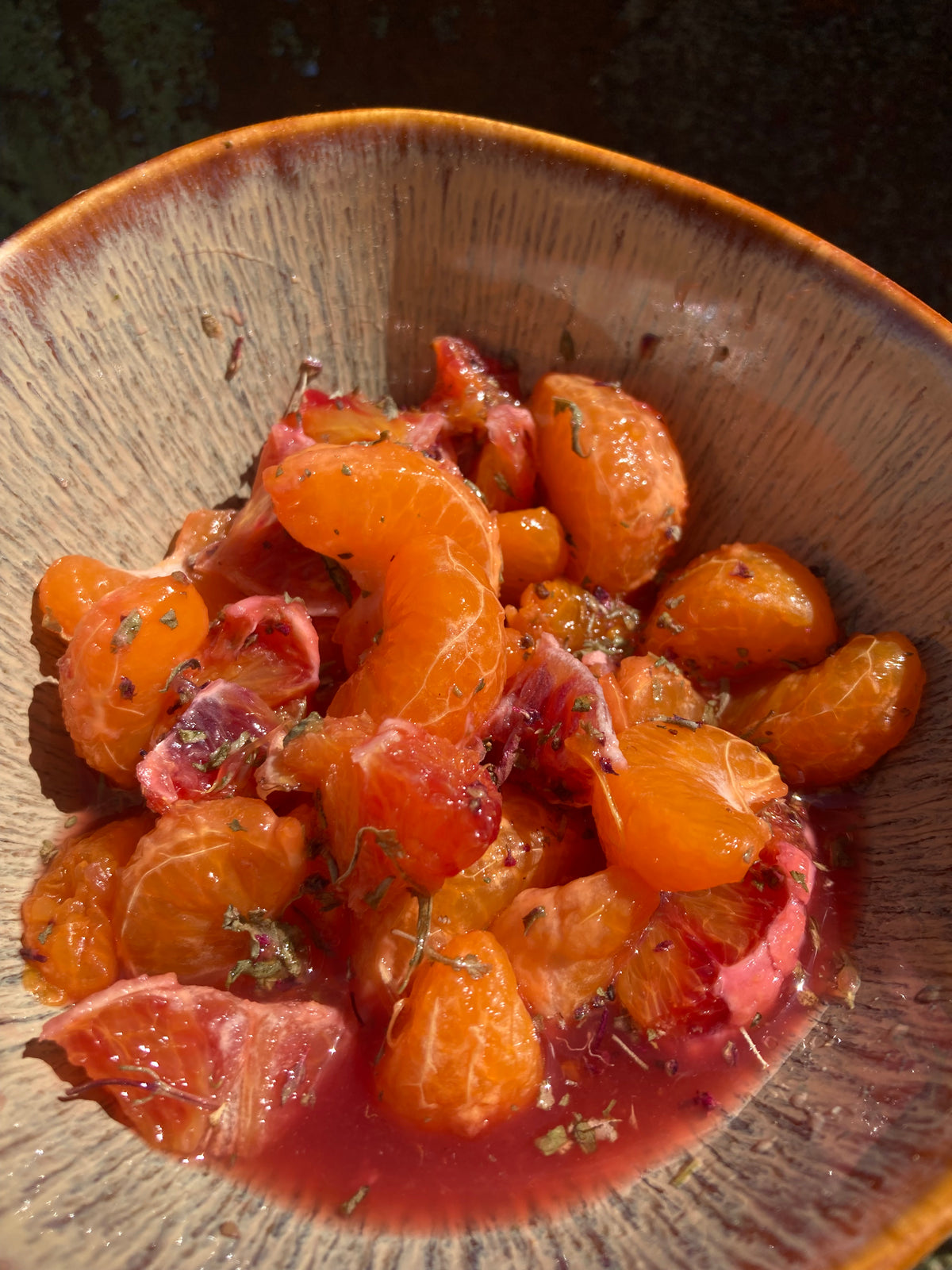 recette de salade d'oranges sanguines et mandarines saupoudrées de Basilic Thaï séché
