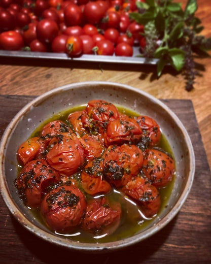 une recette de tomates cerises rôties au four et saupoudrées en fin de cuisson de Basilic thaï séché